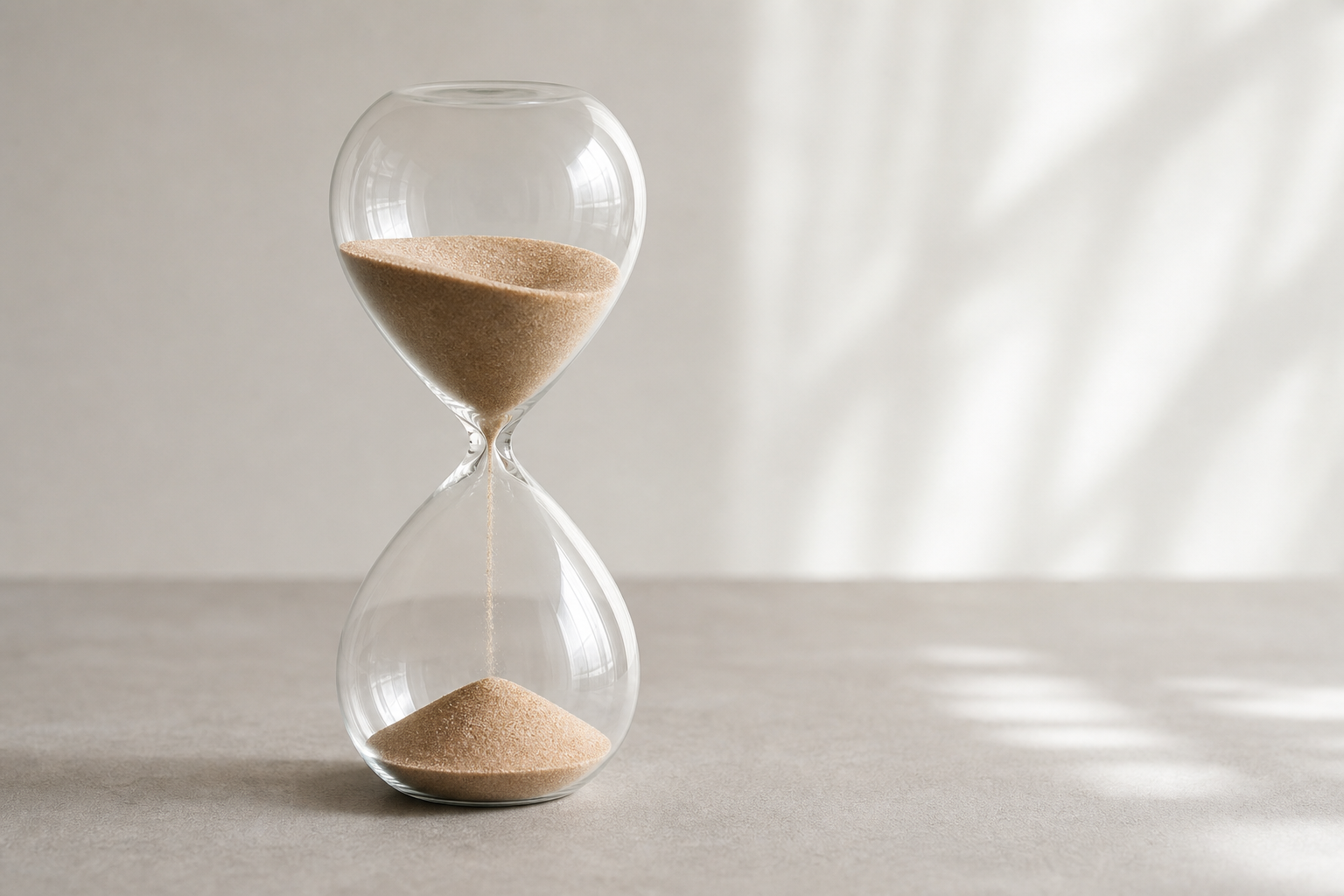 Klassische Sanduhr mit sichtbarem Sand in einem Glasbehälter